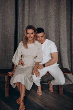 Beyaz elbiseli mutlu genç çift