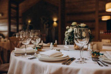 Yemek servisi için zarif masa seti yakın plan görüntüsü.                