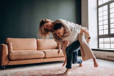 Mutlu çift evde eğleniyor.