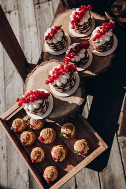 Düğün resepsiyonunda yemek servisi yapan zarif bir masa.