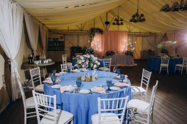 Düğün resepsiyonunda çiçekli zarif bir masa.         