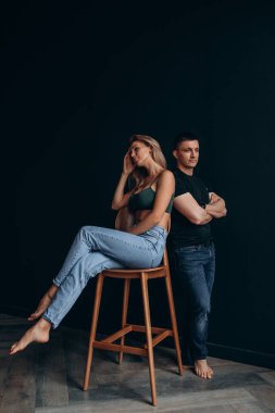 Stüdyoda birbirine aşık genç ve güzel bir çift.