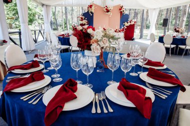 Düğün resepsiyonunda çiçekli zarif bir masa.         