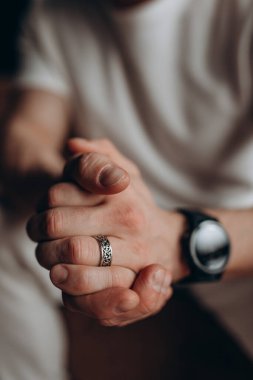 Erkek eli. Parmakları ve alyansı kapat. 