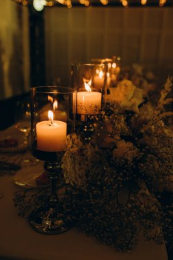 Düğün mumları ve çiçekler restoranda, kapatın.