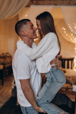 Genç çift dans ediyor ve evde eğleniyor, aşık mutlu çift..