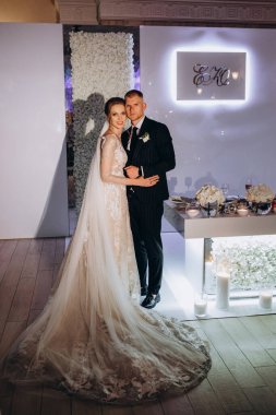 Genç gelin ve damat restorandaki düğün resepsiyonunda