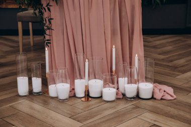 Düğün dekoru. beyaz mumlar ve pembe kumaş.