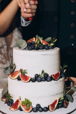 Lezzetli beyaz düğün pastası masada.