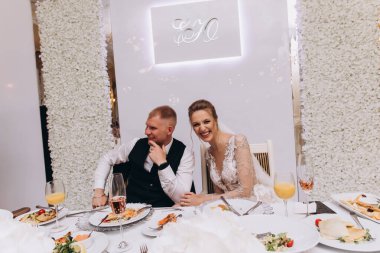 Restorandaki düğün resepsiyonunda mutlu gelin ve damat 