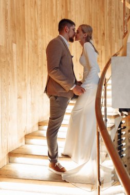 Güzel bir çift merdivenlerde öpüşürken