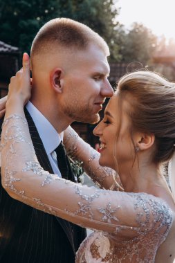 Mutlu gelin ve damat parkta sarılıyor. düğün çifti.