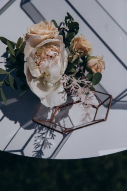  Çiçekli ve yüzüklü güzel düğün süsleri, yakın plan.