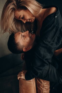 Stüdyoda aşık mutlu genç çift