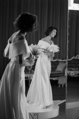 Stüdyoda poz veren zarif gelinlik içindeki genç ve güzel gelin.        