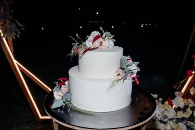 Lezzetli beyaz düğün pastası masada.