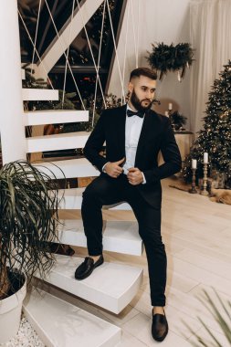 Otelin içinde zarif bir damat var..