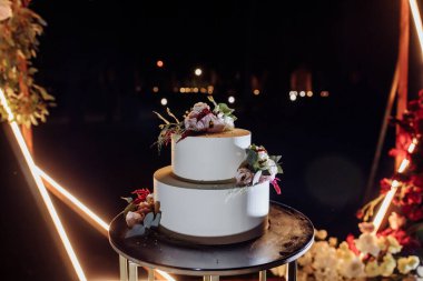 Lezzetli beyaz düğün pastası masada.