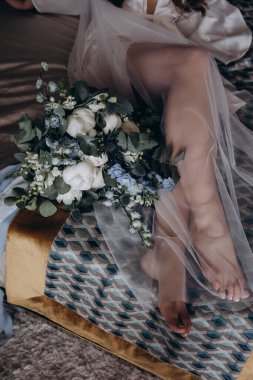 Beyaz elbiseli gelin bir buket çiçekle 