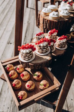 Düğün büfesi masası. lüks düğün resepsiyonu             
