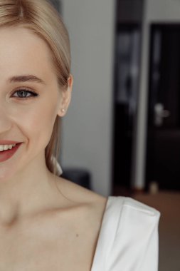 Güzel genç gelinin portresi Sabahları evde kameraya bakıyor  