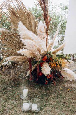 Düğün günü bahçede düğün süsleri ve aksesuarları.         