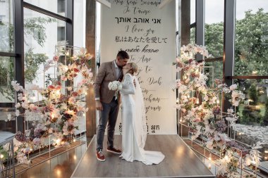 Düğün töreninde öpüşen genç gelin ve damat