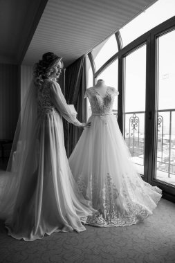 Çekici genç gelin sabah gelinliğiyle poz veriyor.       