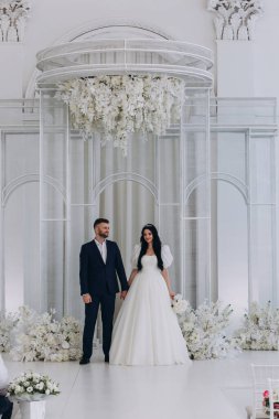 Gelin ve damat lüks bir iç mekanda. düğün töreni