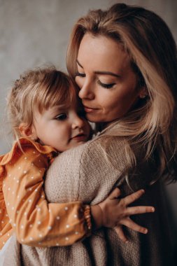 Kafkas anne ve kızı aşka sarılıyorlar. 