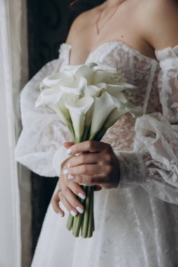 Güzel bir düğün buketi tutan genç gelinin yakın çekimi.                   