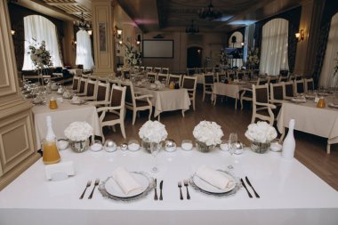 Zarif masa ve çiçeklerle düğün resepsiyonu                        