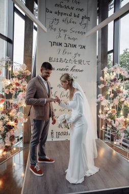 Mutlu gelin ve damat düğün töreninde