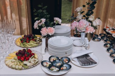 Düğün resepsiyonunda yemek servisi yapan zarif bir masa.