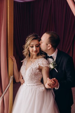 Stüdyoda poz veren genç gelin ve damat.