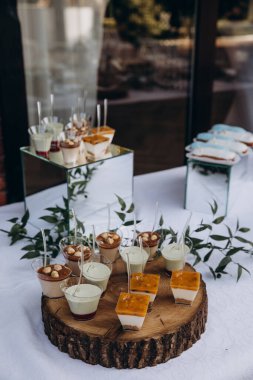 Düğün resepsiyonunda yemek servisi yapan zarif bir masa.