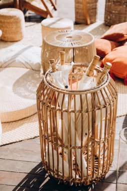 Düğün günü bahçede düğün süsleri ve aksesuarları.         