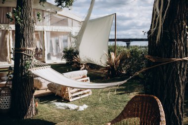 Bahçedeki hamak, dekore edilmiş arka bahçe. 