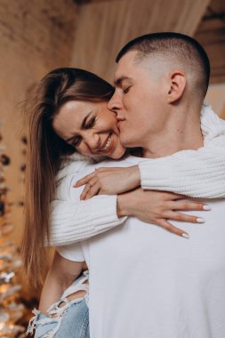 Stüdyoda güzel bir çift. İçi beyaz bir duvar..