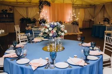 Düğün ya da başka bir akşam yemeği için hazır bir masa. Güzel karşılama.