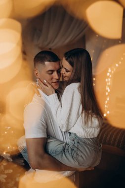 Genç bir çift ve bir adam ve bir kız Noel zamanı