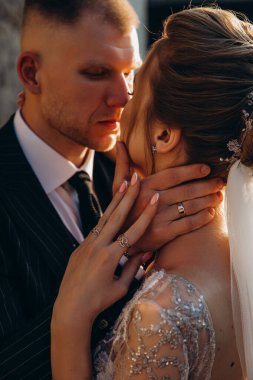 Genç bir çiftin birbirlerine sarılıp baktıkları yakın çekim görüntüsü.