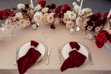 Çiçekler ve mumlarla hazırlanmış güzel bir düğün masası.                   