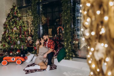 Güzel genç bir çift Noel 'de poz veriyor.