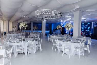 Çiçekler ve mumlarla hazırlanmış güzel bir düğün masası.                   