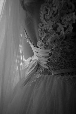 Duvak ve beyaz elbiseli güzel gelin