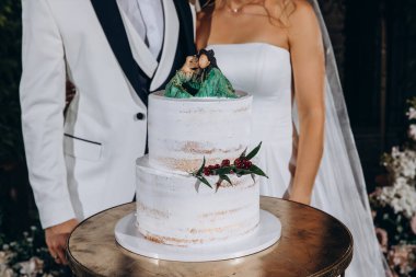 Düğün pastası, gelin ve damat, yaklaşın.