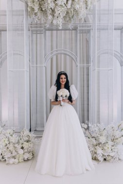 Güzel, mutlu, genç bir gelin.