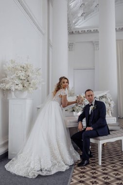 Gelin ve damat piyanolu lüks bir iç mekanda 