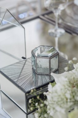 Restorandaki düğün masası dekoru, yakın plan.